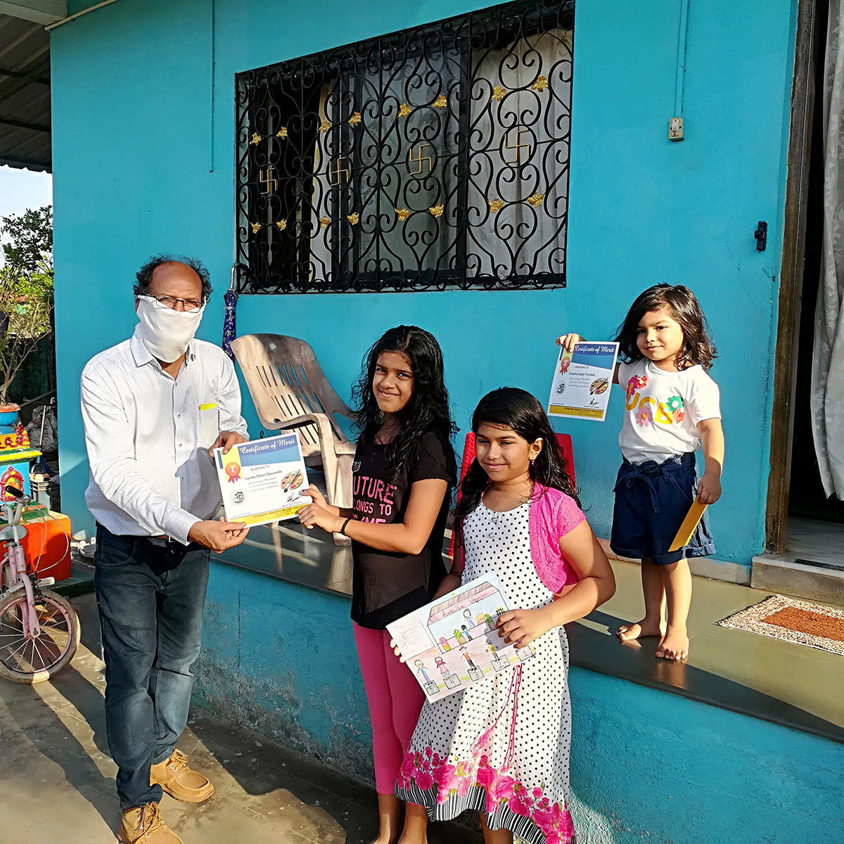 Numan Khatib receiving award